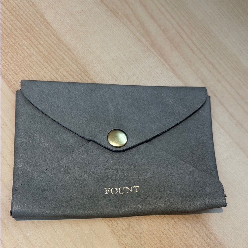 Gray Leather Key & Card euc  Fount coin pouch